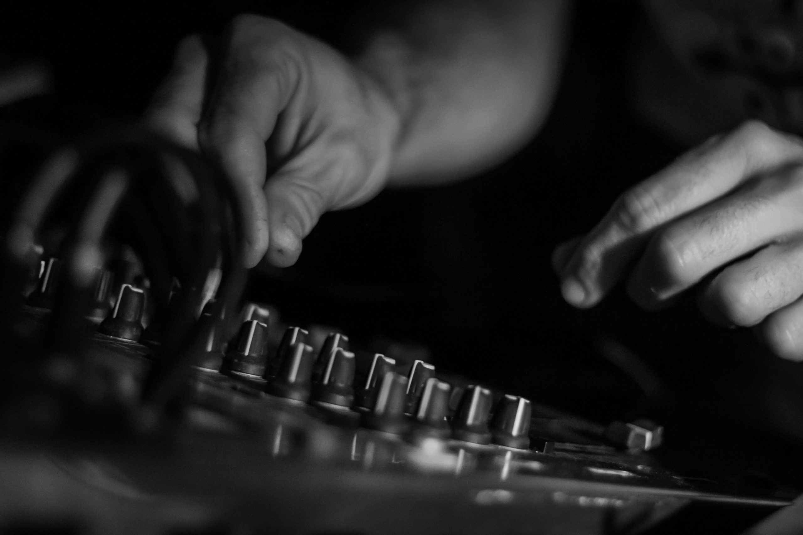 clases de DJ y producción musical en Cádiz