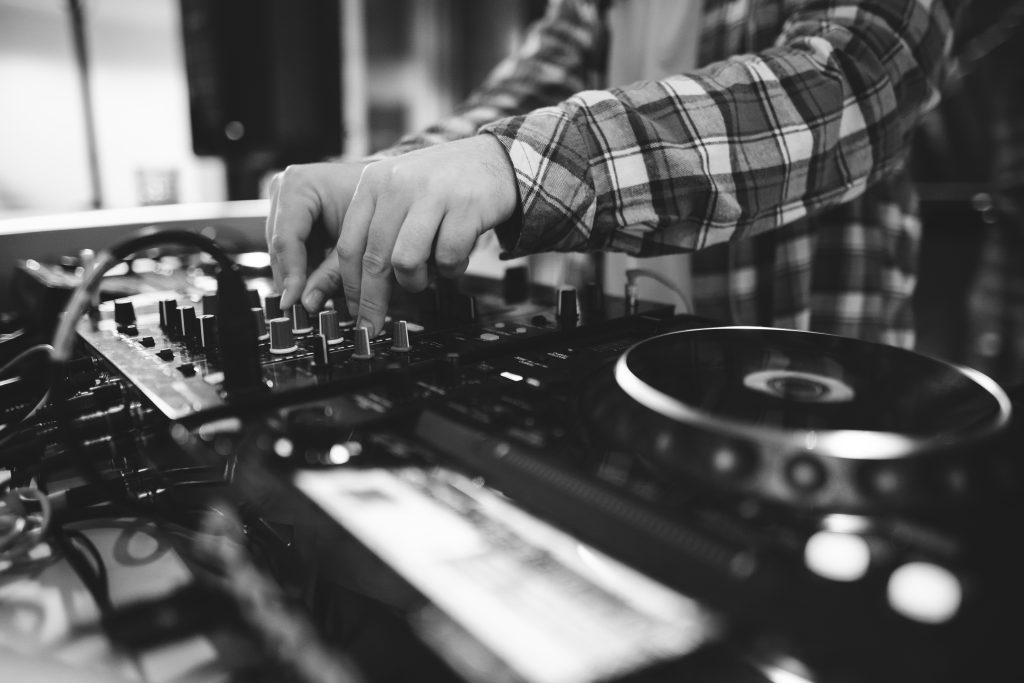 clases de DJ y producción musical en Cádiz