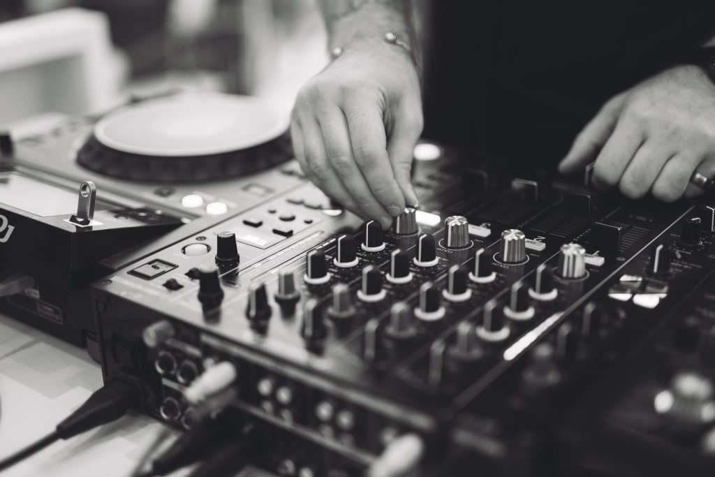 clases de DJ y producción musical en Cádiz