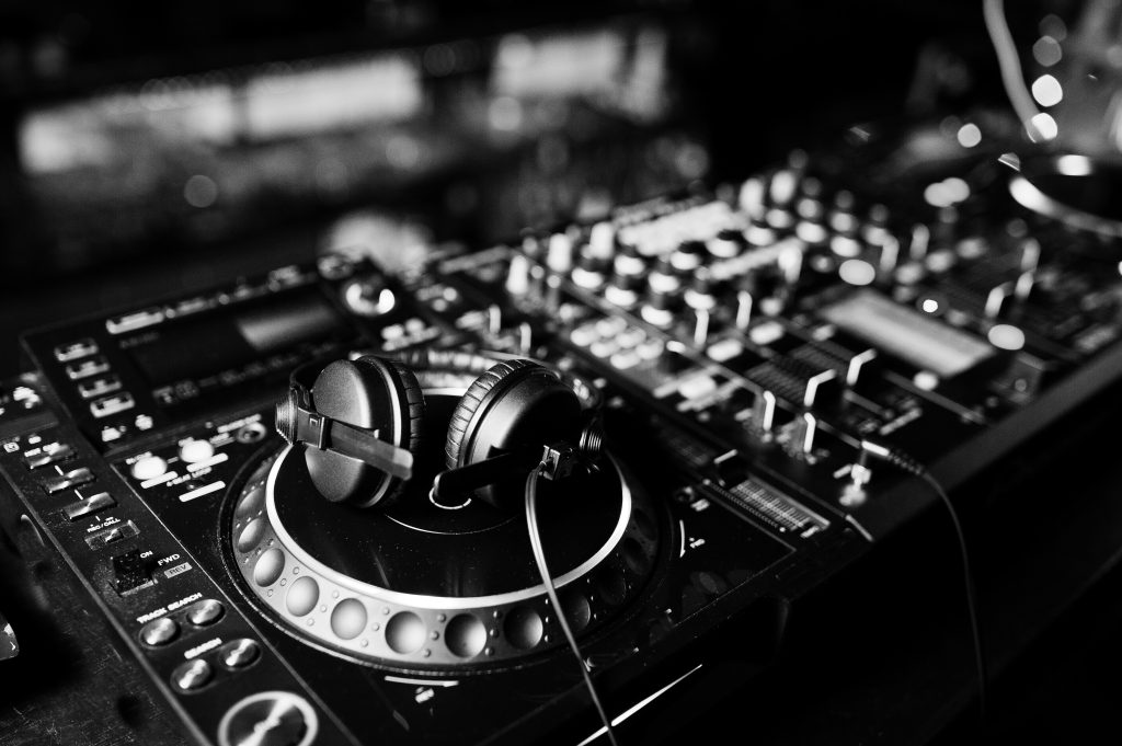 clases de DJ y producción musical en Cádiz